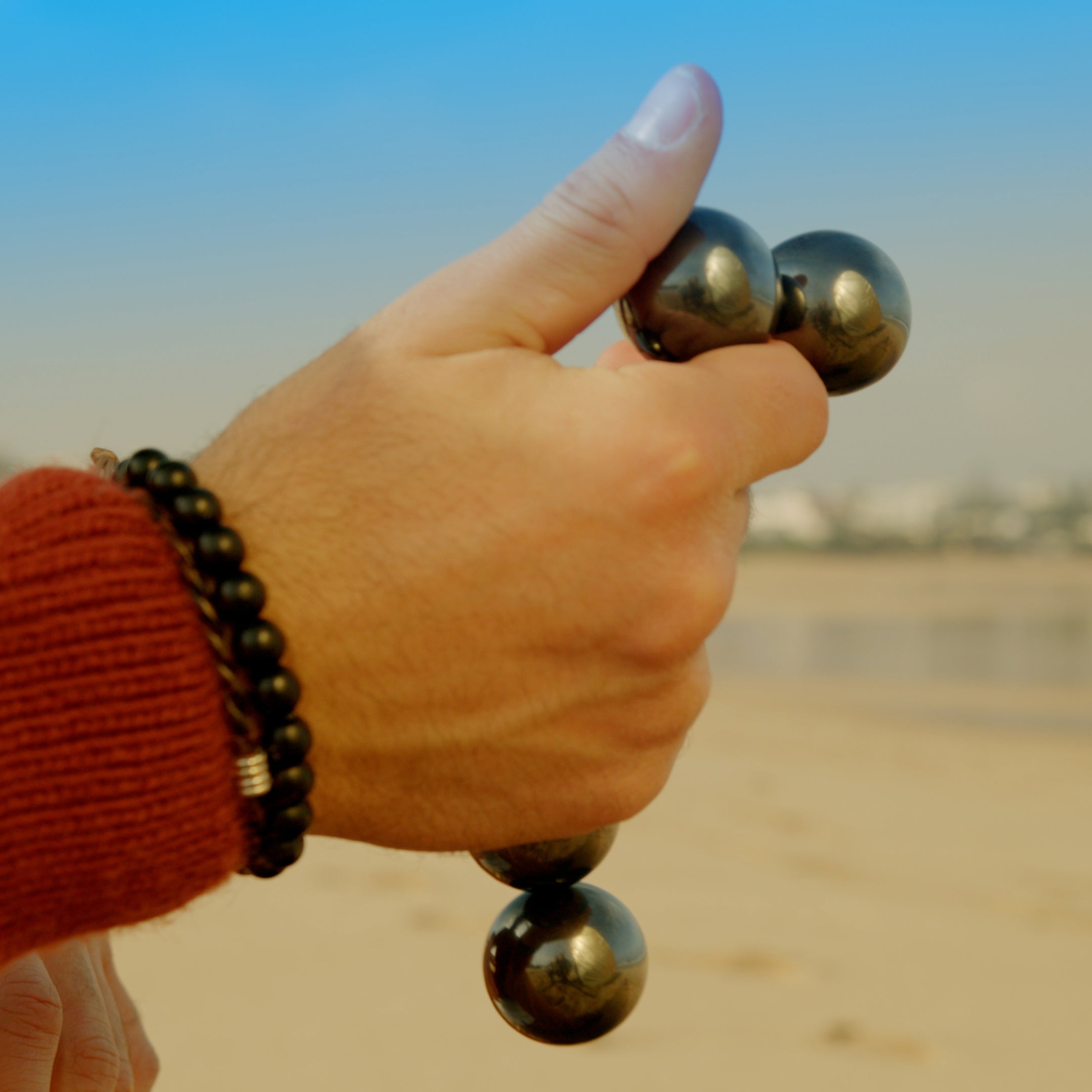 XXL Magnetkugeln als Stresskiller in einer Hand